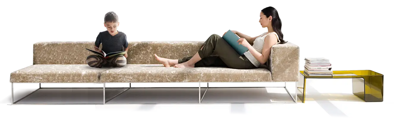 家族でくつろぐリビングイメージ