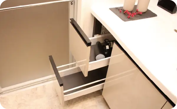 2段引出付開き扉収納 参考写真