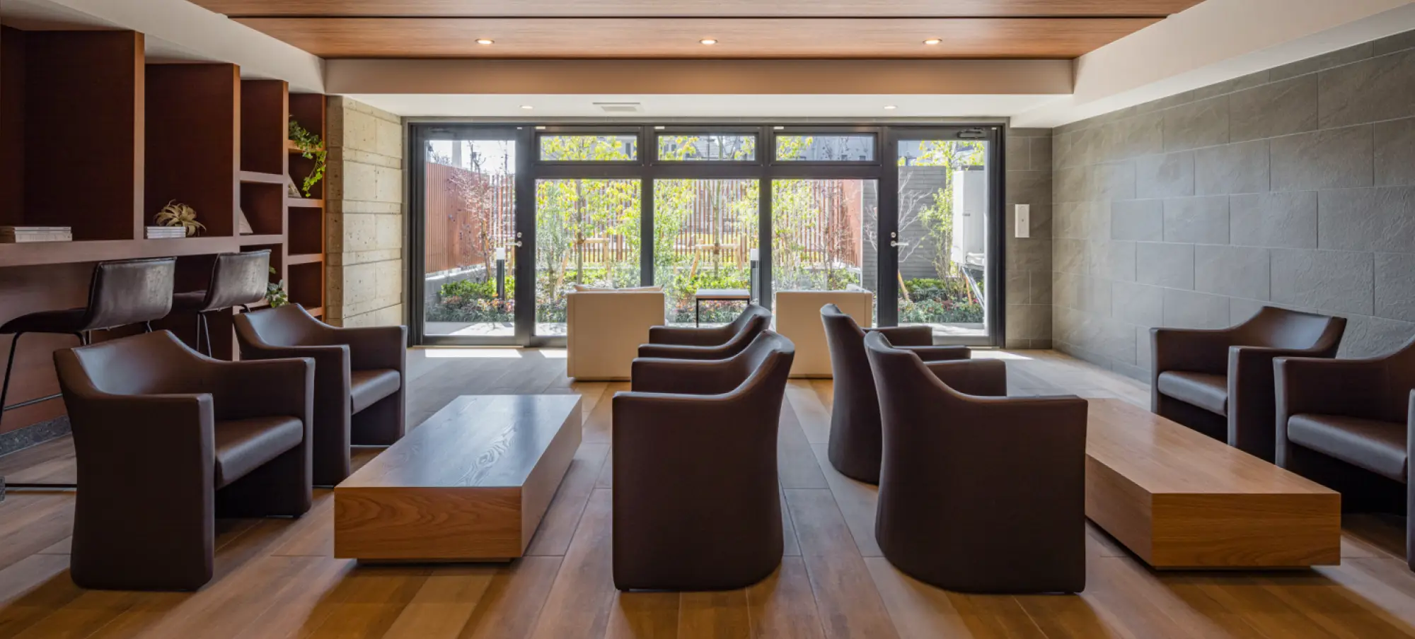 サンクレイドル津田沼Ⅲ コミュニティラウンジ 四季の移り変わりを感じながら住民同士が交流できる空間