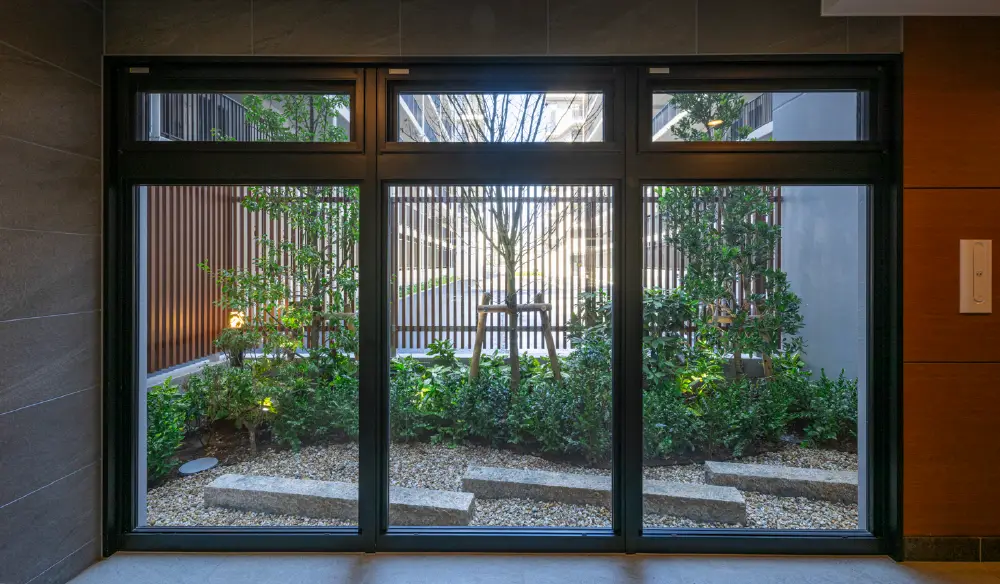 サンクレイドル津田沼Ⅲ 坪庭 ヤマモモやイロハモミジを配した和の空間